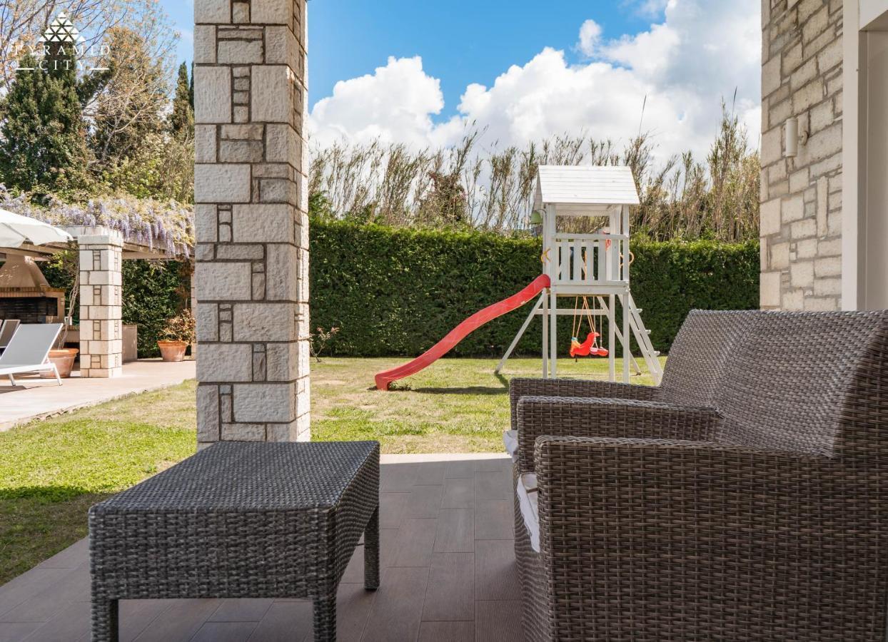 Luxury Villa Hera - Beachfront Róda Kültér fotó